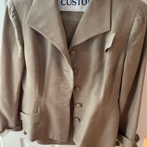 Vintage wool suit, size 4